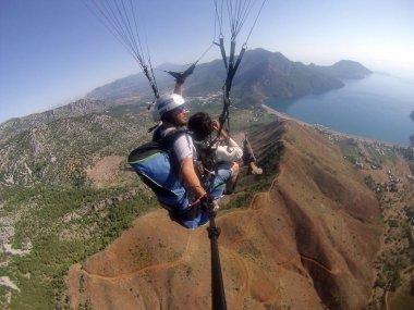 Adrasan, Türkiye - 27 Haziran 2017: Paraglaiding sinek laguna yukarıda