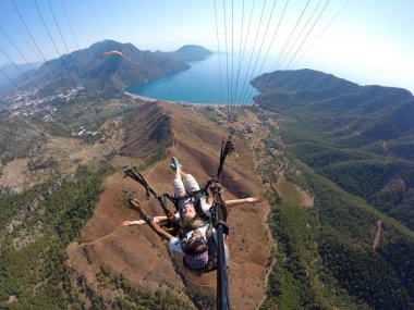 Adrasan, Türkiye - 27 Haziran 2017: Paraglaiding sinek laguna yukarıda