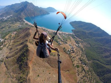 Adrasan, Türkiye - 27 Haziran 2017: Paraglaiding sinek laguna yukarıda