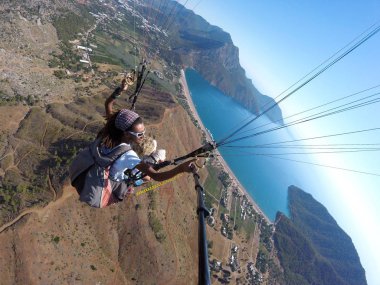 Adrasan, Türkiye - 27 Haziran 2017: Paraglaiding sinek laguna yukarıda