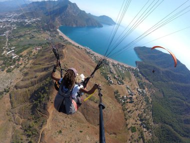 Adrasan, Türkiye - 27 Haziran 2017: Paraglaiding sinek laguna yukarıda