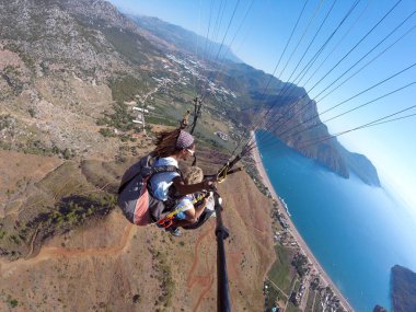 Adrasan, Türkiye - 27 Haziran 2017: Paraglaiding sinek laguna yukarıda