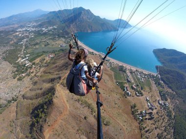Adrasan, Türkiye - 27 Haziran 2017: Paraglaiding sinek laguna yukarıda