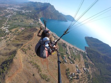 Adrasan, Türkiye - 27 Haziran 2017: Paraglaiding sinek laguna yukarıda