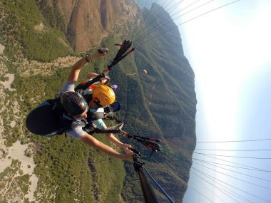 Adrasan, Türkiye - 27 Haziran 2017: Paraglaiding sinek laguna yukarıda