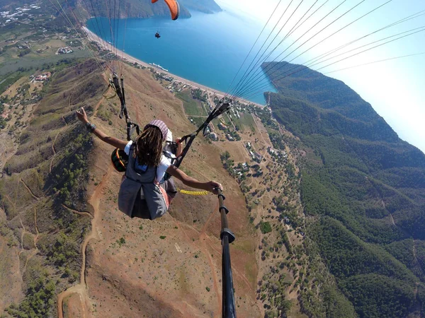 Adrasan, Turkije - 27 juni, 2017: Paraglaiding vliegen boven laguna — Stockfoto