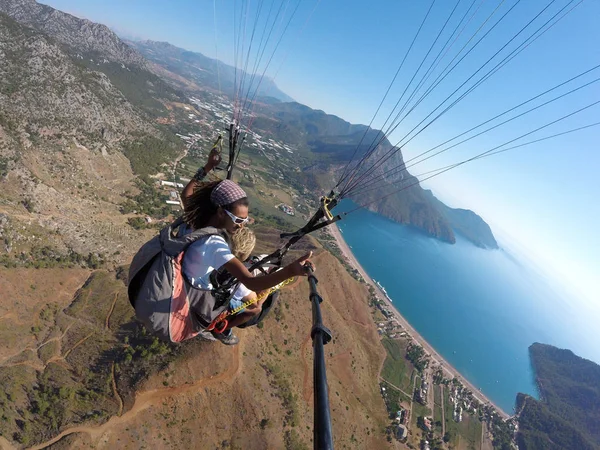 Adrasan, Türkiye - 27 Haziran 2017: Paraglaiding sinek laguna yukarıda