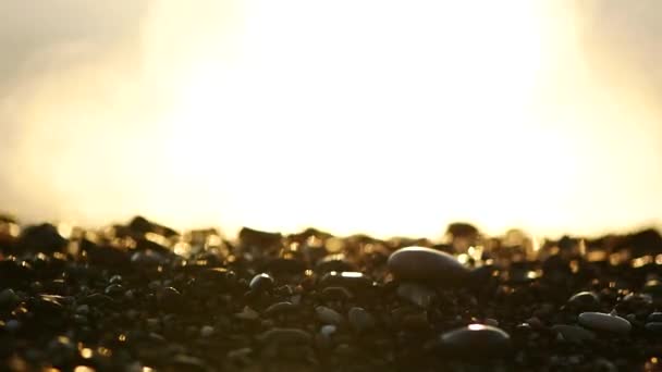 Reflexion des Sonnenaufgangs auf den Steinen und Sand am Strand der Türkei — Stockvideo
