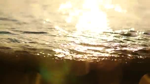 Отражение восхода солнца на камнях и песке на пляже Турция — стоковое видео