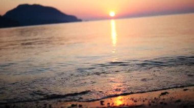 Kum üzerinde gezinti Rythm dalga deniz kenarı gün batımında