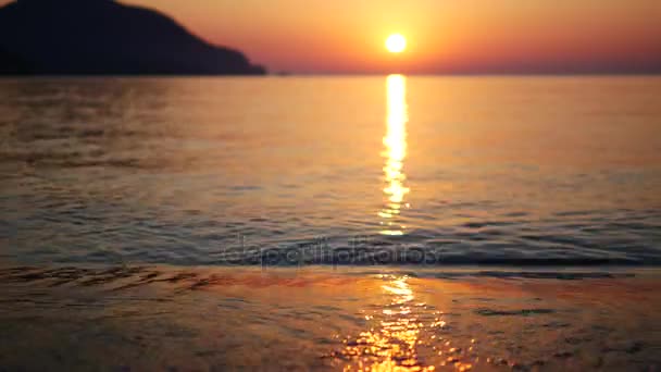 Weerspiegeling van de zonsopgang op de zee golven Turkije — Stockvideo