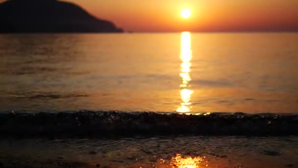 Sunrise tükrözi a tenger hullámok Törökország — Stock videók
