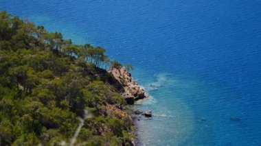 Mavi deniz laguna arka plan Türkiye ile çam ağacı