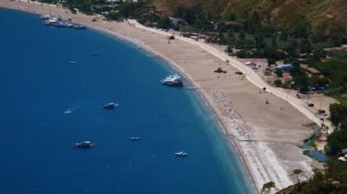 Mavi deniz laguna arka plan Türkiye ile çam ağacı