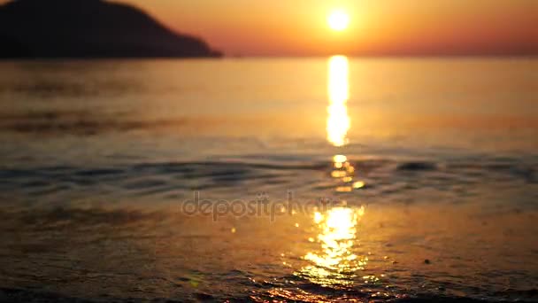 Reflektion av soluppgången över havet vågor Turkiet — Stockvideo
