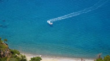 Mavi deniz laguna arka planda Türkiye'de tekne