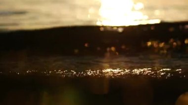 Gündoğumu taş ve kum plaj Türkiye yansımasıdır