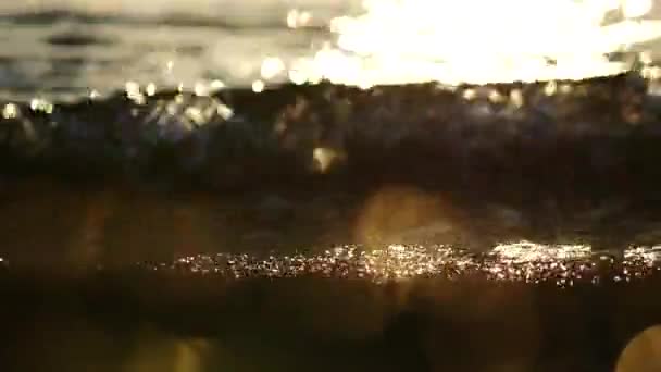 Reflet du lever du soleil sur les pierres et le sable sur la plage Turquie — Video