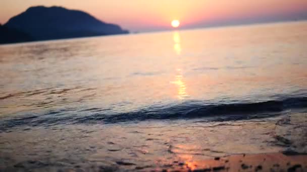 Отражение восхода солнца на морских волнах Турции — стоковое видео