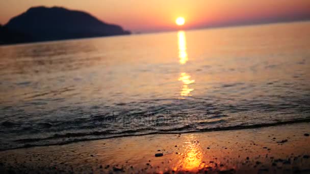 Reflexão do nascer do sol sobre as ondas do mar Turquia — Vídeo de Stock