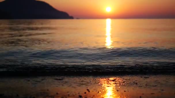 Seacost Rythm op zand met golf aan de kust van de zee bij zonsondergang — Stockvideo