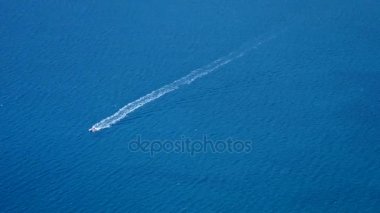 Mavi deniz laguna arka planda Türkiye'de tekne