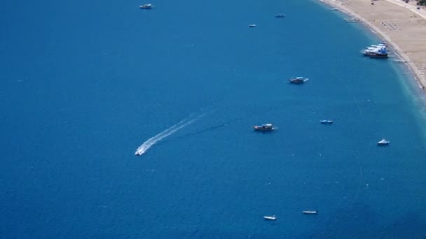 Barca în albastru mare laguna fundal Turcia — Videoclip de stoc