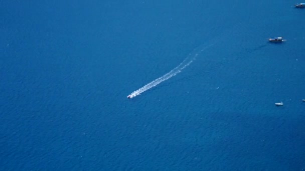 Лодка в голубом море лагуна фоне Турции — стоковое видео