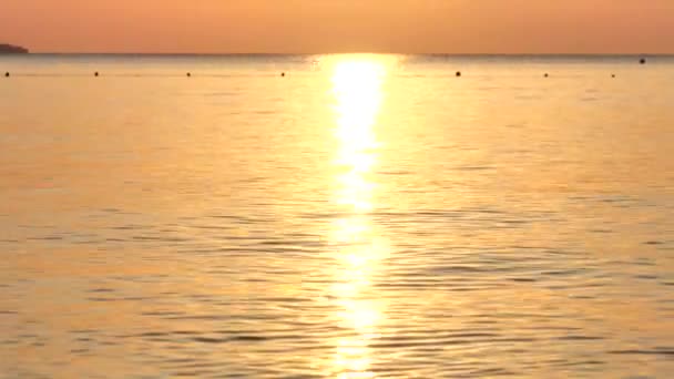 Weerspiegeling van de zonsopgang op de zee golven Turkije — Stockvideo