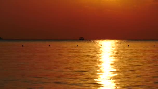 Weerspiegeling van de zonsopgang op de zee golven Turkije — Stockvideo