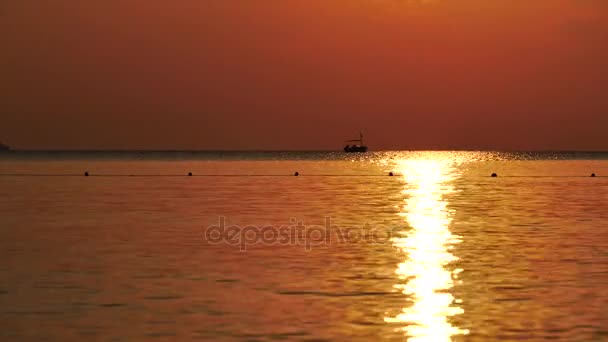 Reflejo del amanecer sobre las olas del mar Turquía — Vídeos de Stock