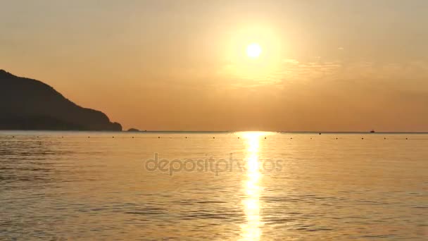 Reflexão do nascer do sol sobre as ondas do mar Turquia — Vídeo de Stock