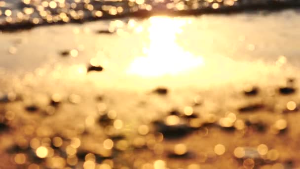 Reflejo del amanecer sobre las piedras y la arena en la playa Turquía — Vídeos de Stock