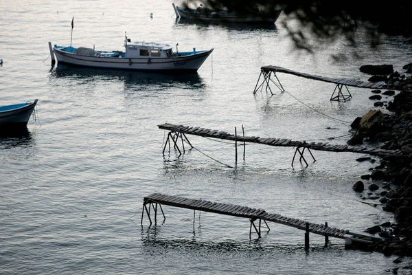 Båt i blå havet laguna bakgrunden Turkiet — Stockfoto