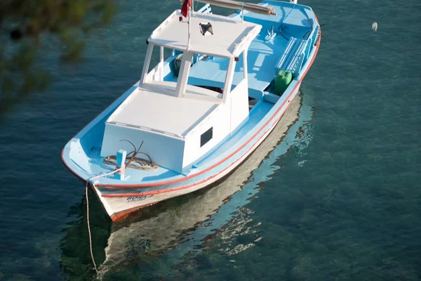 Boat in blue sea laguna background Turkey — Stock Photo, Image