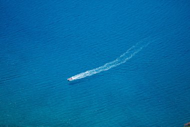 Mavi deniz laguna arka planda Türkiye'de tekne