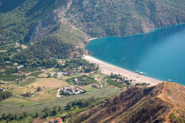 Mavi deniz laguna paraglaiding arka plan Türkiye ile çam ağacı