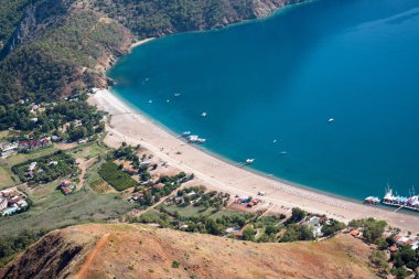 Mavi deniz laguna paraglaiding arka plan Türkiye ile çam ağacı