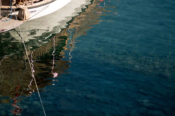 Reflexão sobre a água do mar com ondas Turquia — Fotografia de Stock