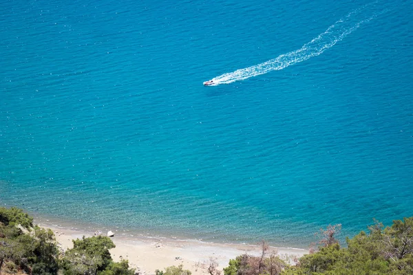 Csónak, kék tenger laguna háttérben Törökország — Stock Fotó