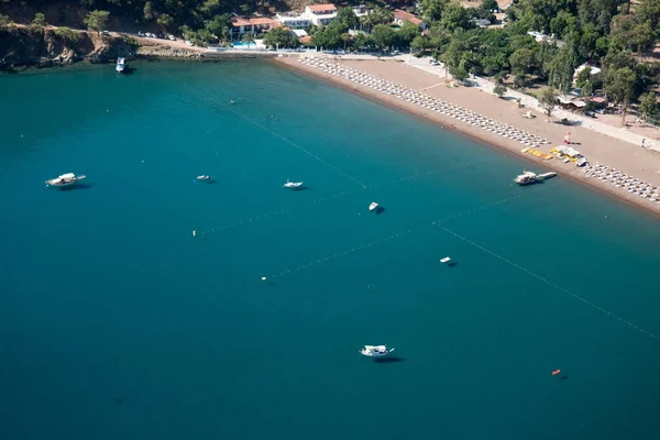 Сосна, синє море laguna параплані тла Туреччини — стокове фото