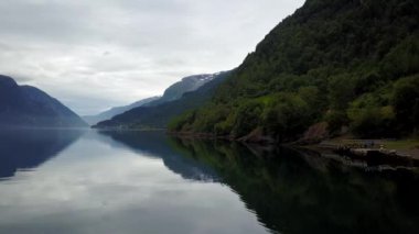 Norveç - açık hava tarihinde dron'un sudan ideal fiyort yansıması