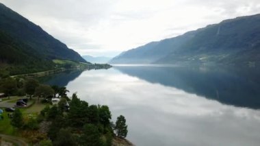 Norveç - açık hava tarihinde dron'un sudan ideal fiyort yansıması