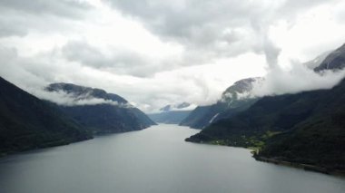 Dron üzerinde air Norveç fiyord ve su görünümü