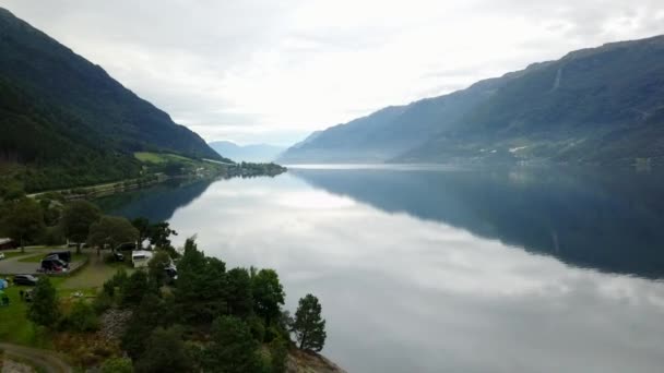 Norwegen - ideale Reflexion des Fjords im klaren Wasser durch Drohnen in der Luft — Stockvideo