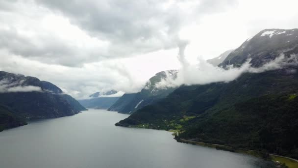 Drone a Fjord és a vizet a levegő Norvégia kilátás — Stock videók