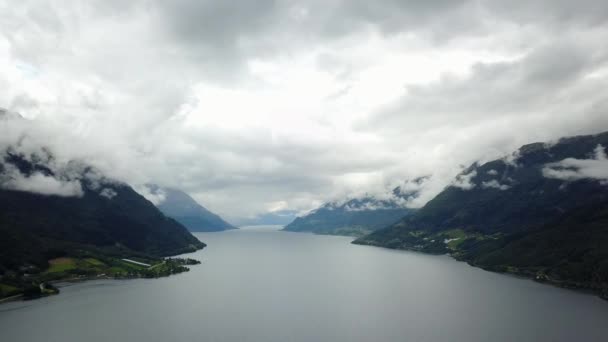 Drone a Fjord és a vizet a levegő Norvégia kilátás — Stock videók