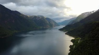 Dron üzerinde air Norveç fiyord ve su görünümü