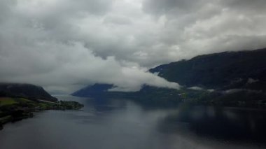 Dron üzerinde air Norveç fiyord ve su görünümü