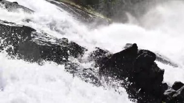 Yaz aylarında nehir dağ, şelale